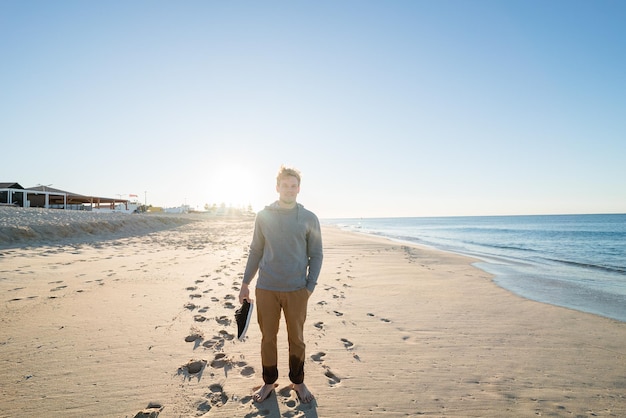 Porträt eines Mannes, der am Strand gegen den Himmel steht