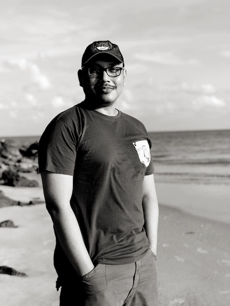 Foto porträt eines mannes, der am strand steht