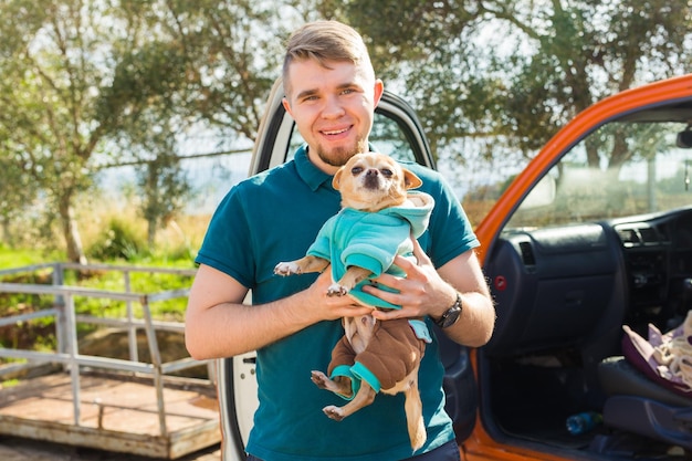 Foto porträt eines mannes, der einen hund hält