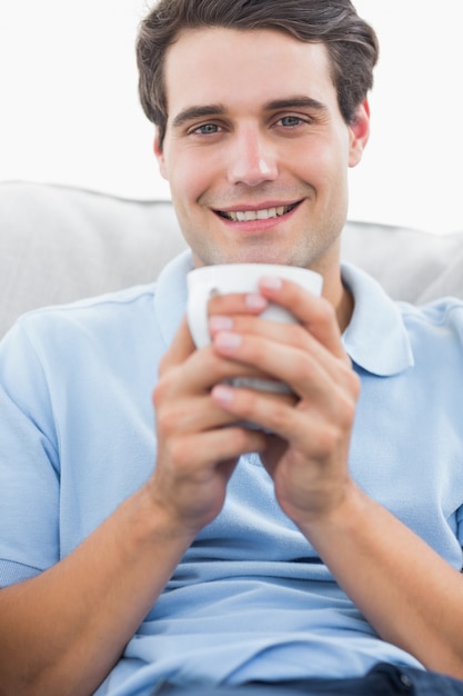 Porträt eines Mannes, der einen Tasse Kaffee hält