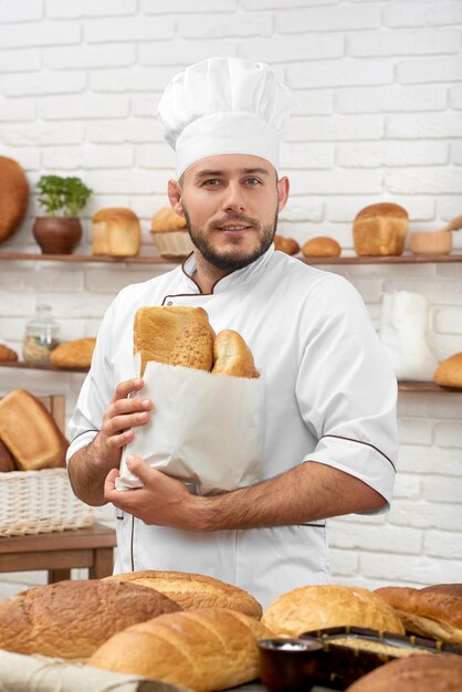 Foto porträt eines mannes, der essen zubereitet