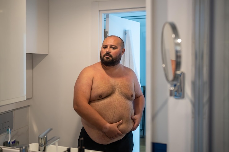 Foto porträt eines mannes, der im badezimmer steht