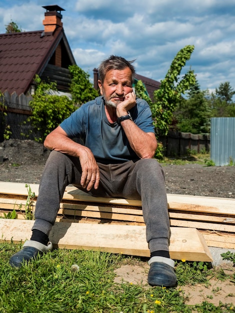 Porträt eines Mannes, der im Freien sitzt