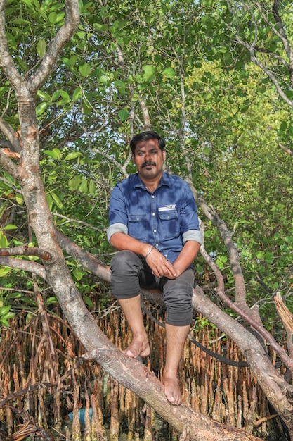 Foto porträt eines mannes, der im wald steht