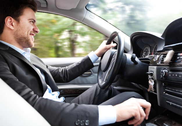 Porträt eines Mannes, der sein Auto fährt