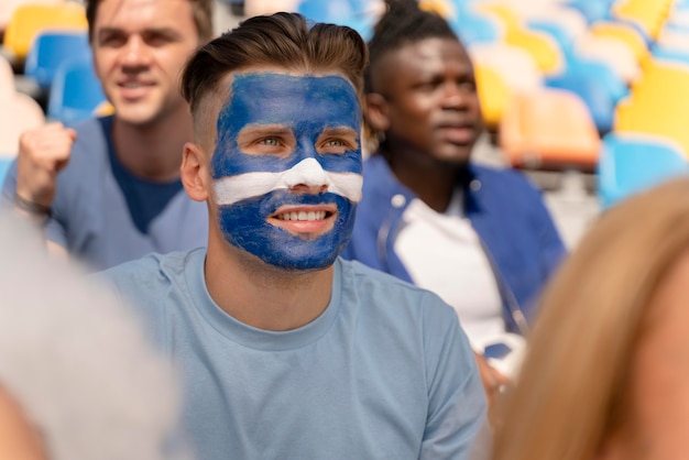 Porträt eines Mannes, der sich ein Fußballspiel ansieht