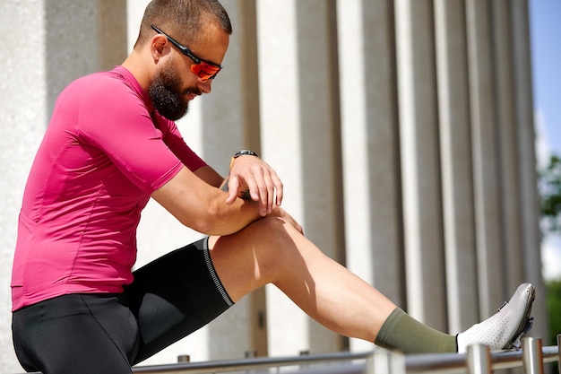 Porträt eines Mannes, der sich nach dem Training im Freien ausruht fitter Mann, der auf einem modernen Brückensportler steht, der sich nach dem Training im Freien ausruht