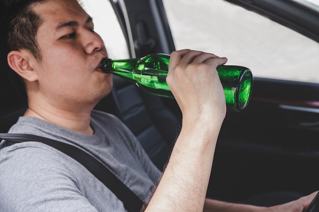 Foto porträt eines mannes, der wasser aus dem auto trinkt