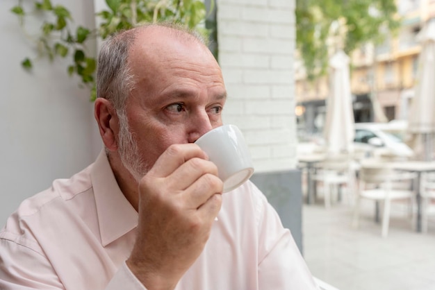 Porträt eines Mannes im Ruhestand, der Morgenkaffee trinkt