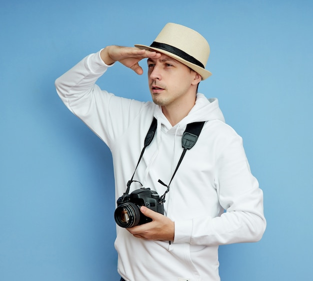 Porträt eines Mannes in einem Hut mit Kamera