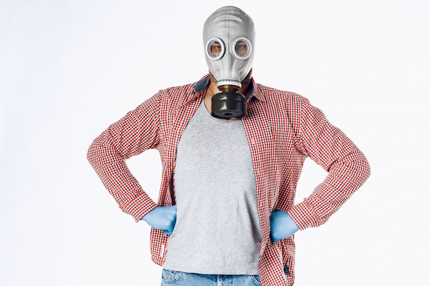 Foto porträt eines mannes in einer gasmaske.