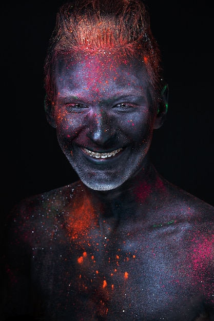 Porträt eines Mannes in fluoreszierenden UV-Farben gemalt.