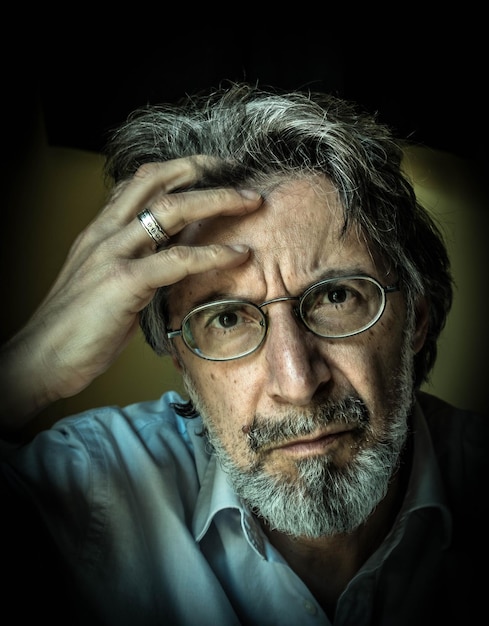 Porträt eines Mannes mit Brille
