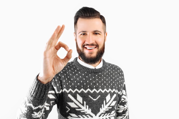 Porträt eines Mannes mit einem Bart, der eine Geste der Zustimmung gut auf einem weißen Hintergrund zeigt