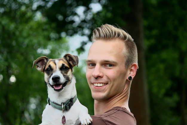 Porträt eines Mannes mit einem Hund