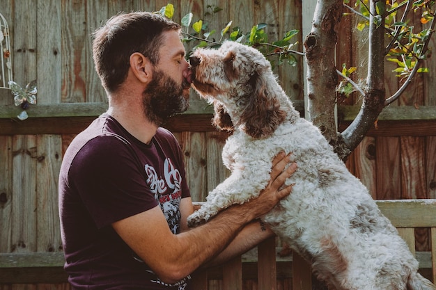 Porträt eines Mannes mit einem Hund