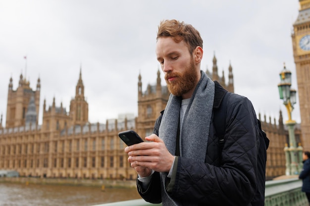 Porträt eines Mannes mit einem Smartphone in der Hand