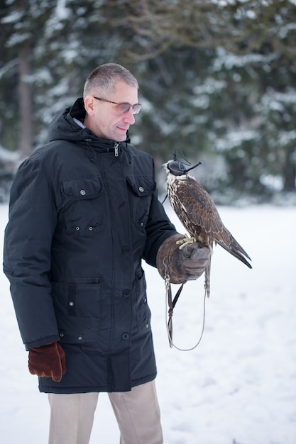 Porträt eines Mannes mit einem Vogel