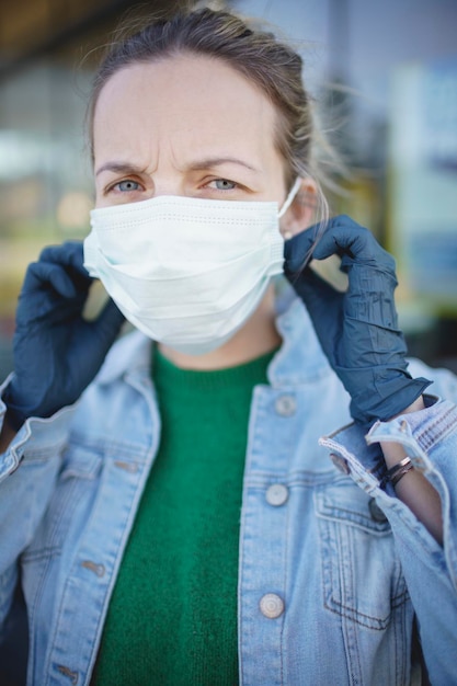 Foto porträt eines mannes mit maske