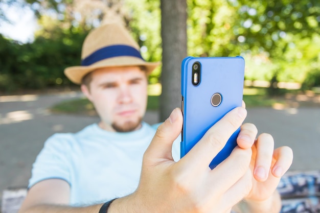 Foto porträt eines mannes mit mobiltelefon