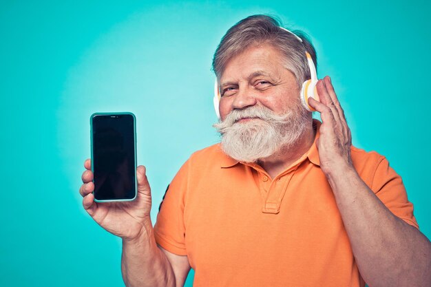 Foto porträt eines mannes mit mobiltelefon