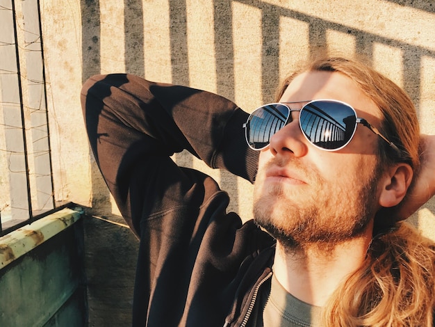 Porträt eines Mannes mit Sonnenbrille