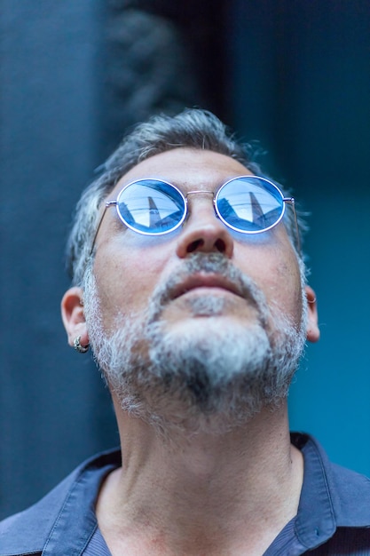 Porträt eines Mannes mit Sonnenbrille