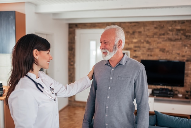 Porträt eines mitfühlenden Doktors mit einem älteren Mann.