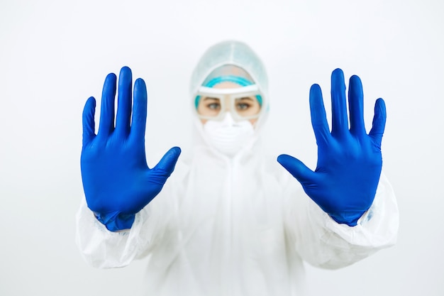 Porträt eines müden Arztes nach Schicht im Krankenhaus. Arzt in Schutzkleidung. Brille, Maske, Handschuhe auf Weiß. Arzt, der Patienten mit Coronavirus behandelt. Covid-2019