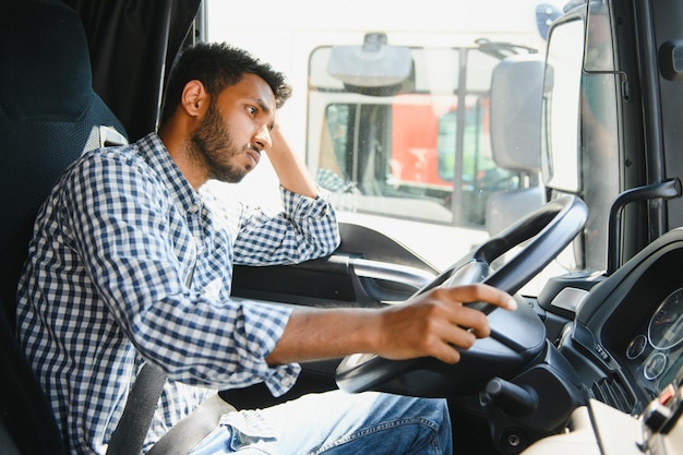 Foto porträt eines müden indischen lkw-fahrers, der schläfrig und krank ist