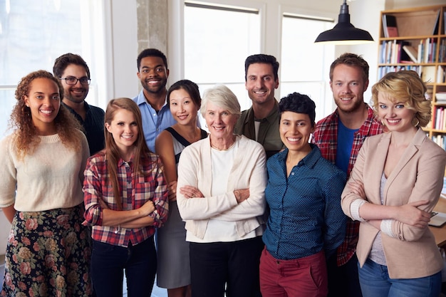 Porträt eines multikulturellen Geschäftsteams im Büro