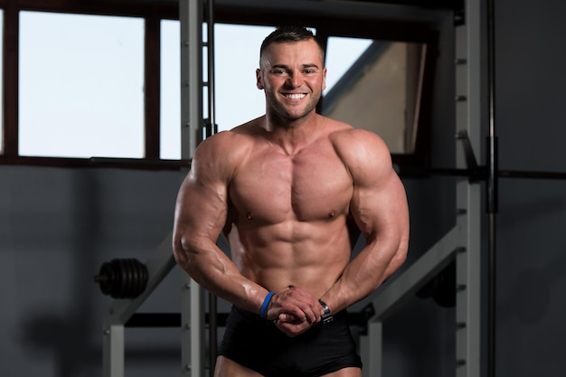 Porträt eines muskulösen Mannes Fitness