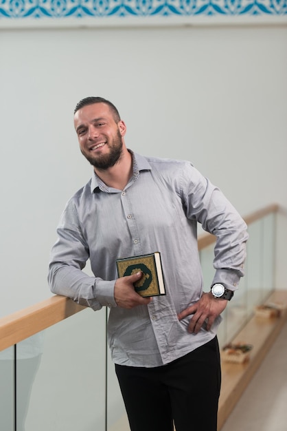 Porträt eines muslimischen Mannes mit Buch Koran