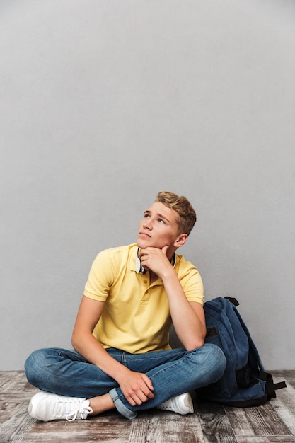 Porträt eines nachdenklichen lässigen Teenagers mit Rucksack
