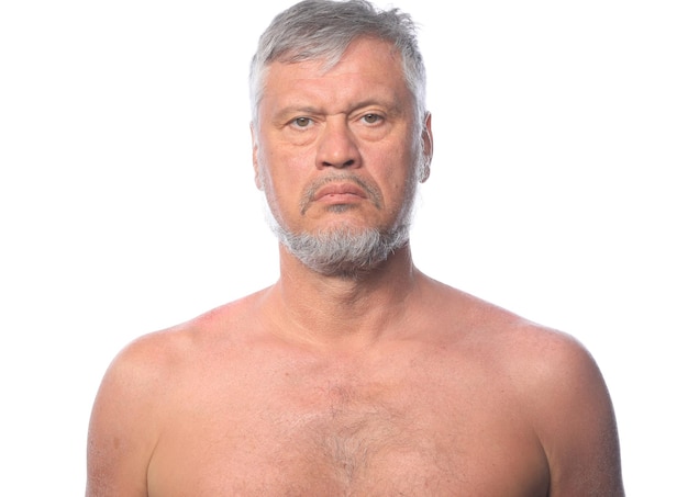 Porträt eines nackten gebräunten alten Mannes isoliert auf weißem Hintergrund