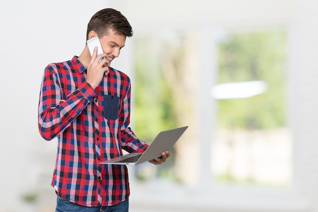 Porträt eines netten Geschäftsmannes, der am Telefon spricht