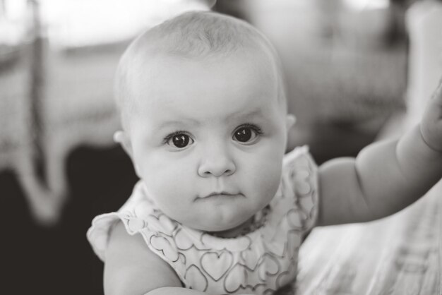 Foto porträt eines niedlichen babys am tisch
