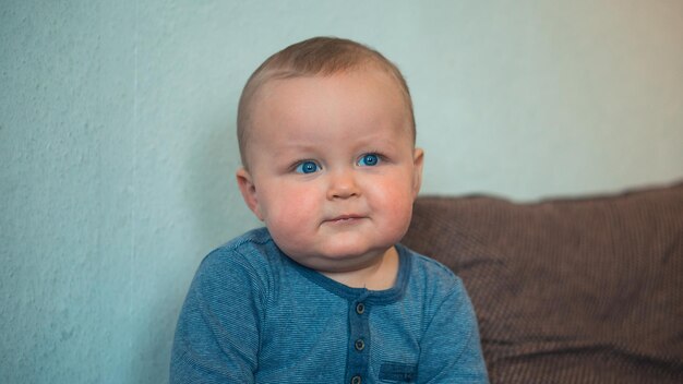 Porträt eines niedlichen Babys an der Wand