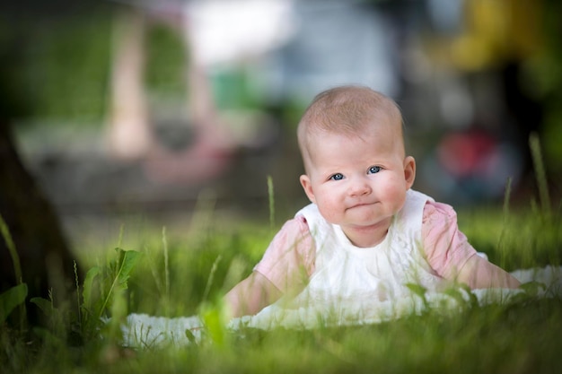 Porträt eines niedlichen Babys auf dem Feld
