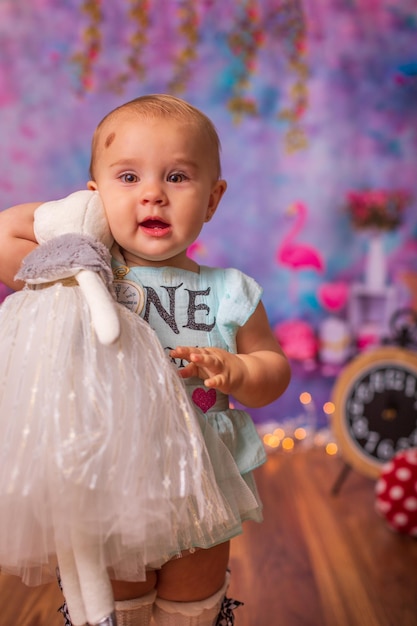 Foto porträt eines niedlichen babys, das ein plüschspielzeug umarmt