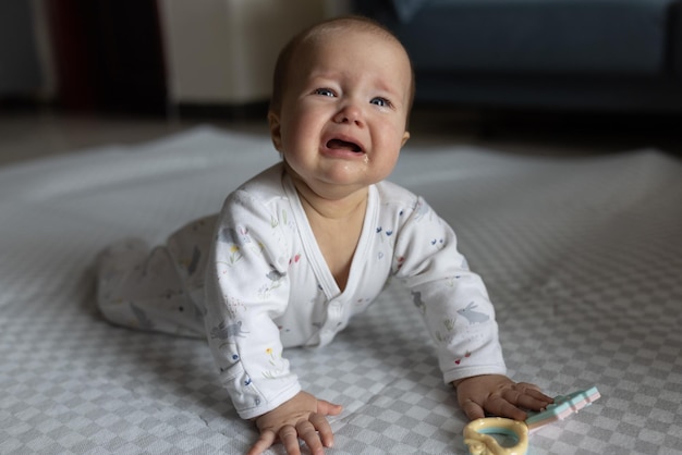 Foto porträt eines niedlichen babys im bett zu hause