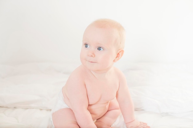 Foto porträt eines niedlichen babys in einer windel