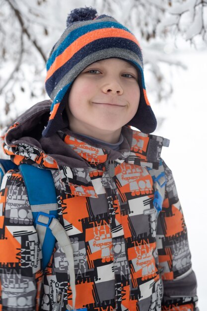 Porträt eines niedlichen Jungen in der Winterzeit