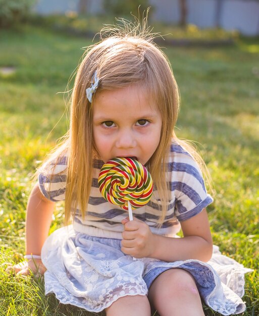 Foto porträt eines niedlichen mädchens mit eis