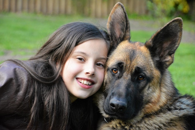 Porträt eines niedlichen Mädchens mit Hund