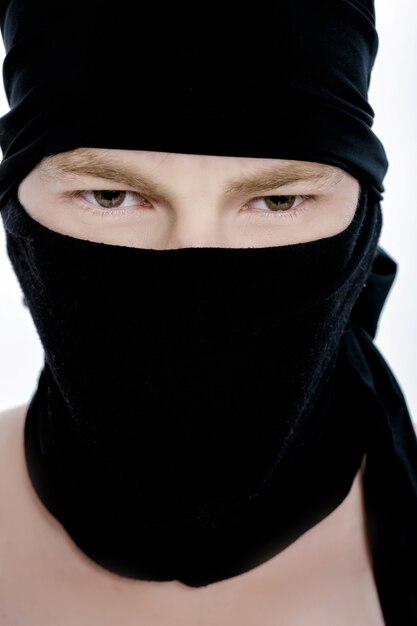 Porträt eines Ninja-Mannes in einer schwarzen Maske auf weißem Hintergrund