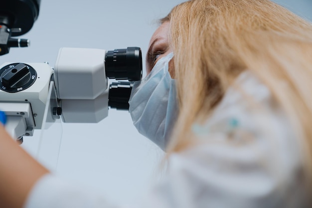 Foto porträt eines optikers bei der arbeit in der klinik der arzt überprüft mit einer spaltlampe sein sehvermögen