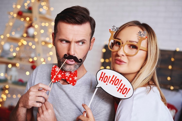 Porträt eines Paares mit Requisiten zu Hause zu Weihnachten