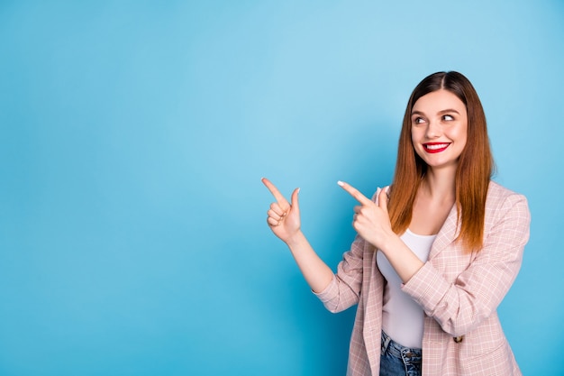 Porträt eines positiven selbstbewussten Mädchenpromoters zeigen Zeigefinger-Exemplar