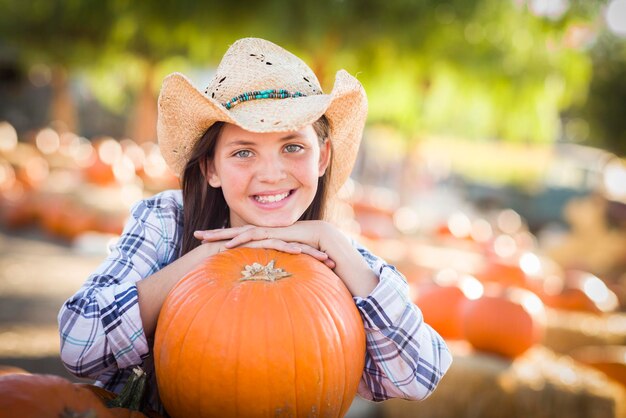 Porträt eines Preteen-Mädchens im Pumpkin PatchxA